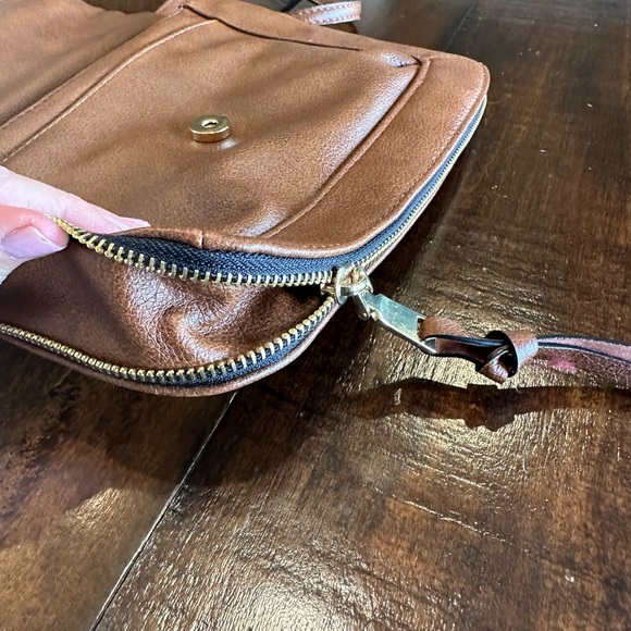 Ella Moda Luxe Crossbody Bag - Picture 6 of 8